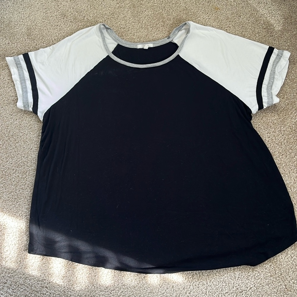 Black with white sleeves Maurices short sleeve. Size 2XL. Slightly worn.